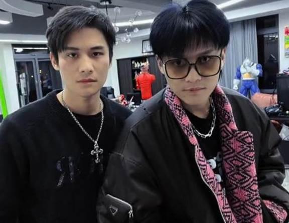 网红东北三兄弟直播视频,带你领略东北方言魅力